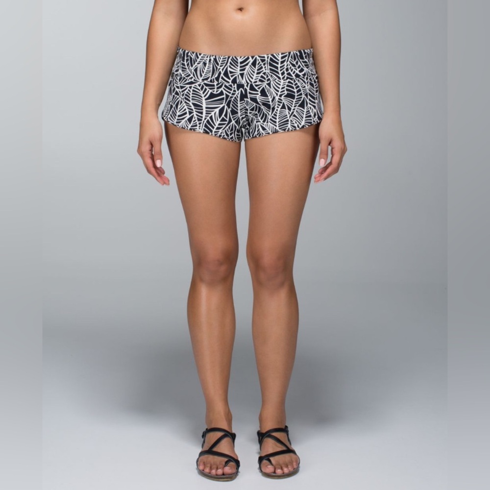 Lululemon Shanti Surf Short. Pretty Palm Black Angel Wing.  Size 4